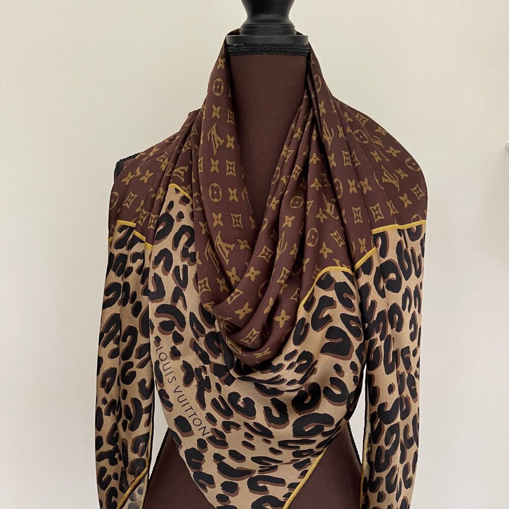 Display#1 Louis Vuitton Monogram Logo Animal Oversize Brown Gold Silk Wrap - Picture 2 of 16